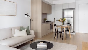 Eine moderne Wohnung mit Wohnzimmer, Küche und Essbereich.
