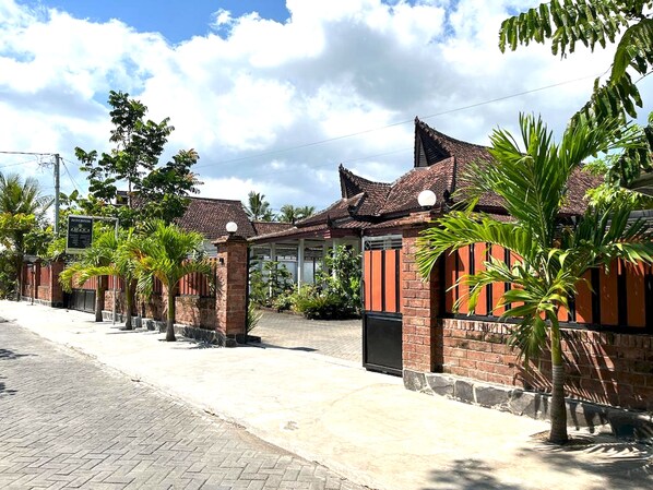 Front of property - Capital O 92615 Villa Utama D'alas Purwo (Kendalrejo)