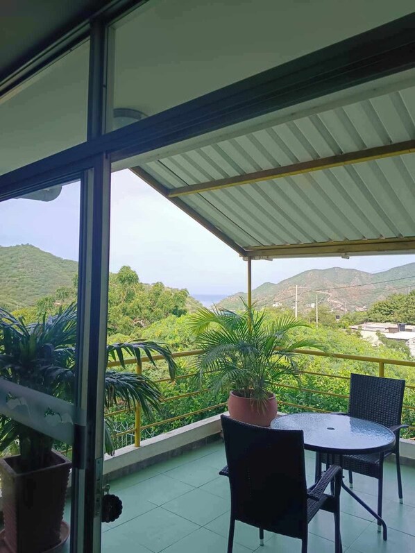 Outdoor dining - ACOGEDORA CASA CAMPESTRE EN LA MÁGICA BAHÍA DE TAGANGA, DISFRUTA ESTE PARAÍSO. (Taganga)