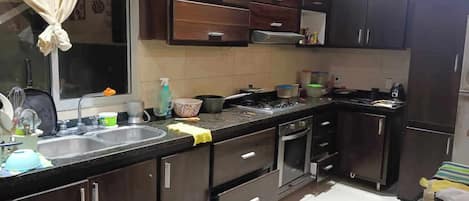 Réfrigérateur, un four, surface de cuisson, lave-vaisselle
