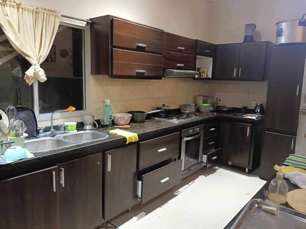Fridge, oven, stovetop, dishwasher