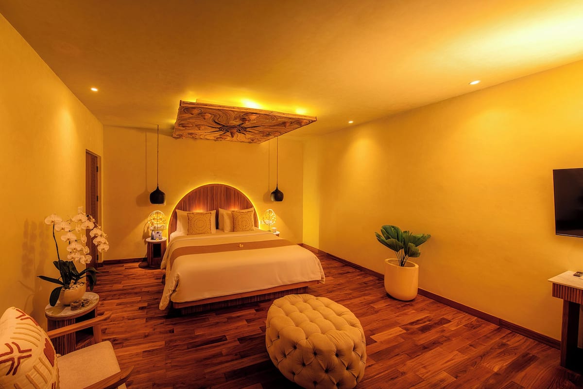 Suite Room with Jacuzzi | Luxe beddengoed, een minibar, een kluis op de kamer