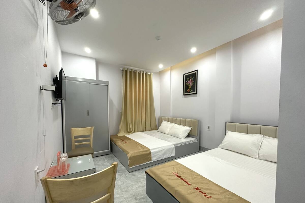 Family Room | Desk, laptop workspace, blackout drapes, WiFi (free)