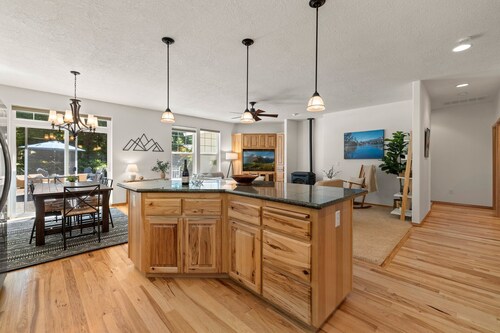 Spacious Mt. Hood Escape - Hot Tub • Sleeps 10 • Game Room • Near Salmon River