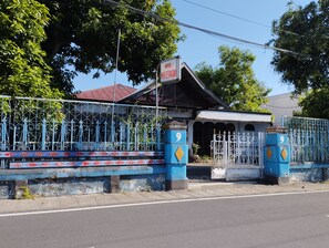 Front of property - Hotel O Mareje Sariguna (Mataram)