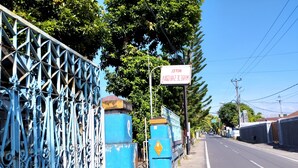 A street view with a sign for the Marquee Hotel. - Hotel O Mareje Sariguna (Mataram)