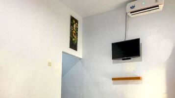 Deluxe Twin Room | Desk, laptop workspace, free WiFi, bed sheets