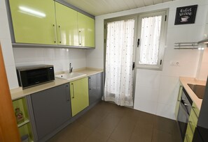 Jääkaappi, mikroaaltouuni, uuni, kahvin-/teenkeitin