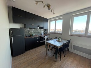 Fridge, microwave, oven, stovetop - The Lighthouse (Calais)