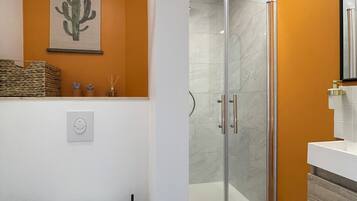 Chuveiro, secador de cabelo, toalhas de banho, sabonete