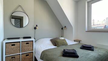 2 quartos, ferros/tábuas de passar roupa, berço de viagem