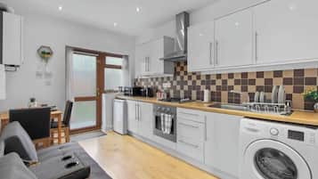 Refrigerador, microondas, horno, placa de cocina