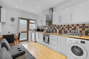 Fridge, microwave, oven, stovetop - Flat in London, 1 min Walk to Station Central Line (Ilford)