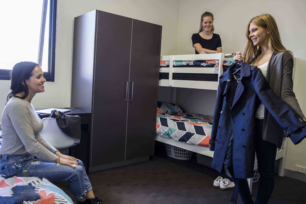 Basic-Suite, Mehrere Betten, eigenes Bad | 1 Schlafzimmer, Schreibtisch, kostenloses WLAN, Bettwäsche