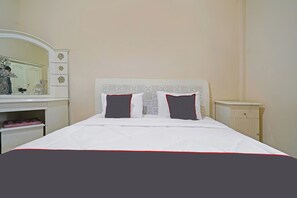 Standard Villa | Free WiFi, bed sheets - Collection O 92634 Villa Ds (Rancakalong)