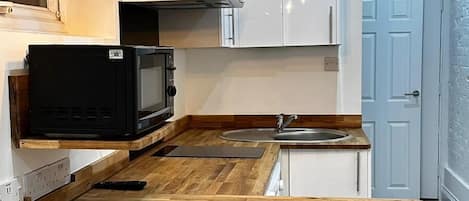 ثلاجة، ميكروويف، موقد طهي مسطح