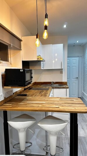 Refrigerador, microondas, placa de cocina