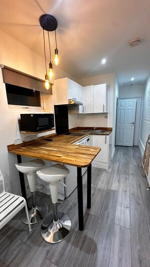 Kühlschrank, Mikrowelle, Herdplatte