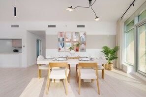 In-room dining - Maison Privee - Modern Chic Apt w/ Spectacular Downtown Views (Dubai)