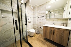 Haartrockner, Handtücher, Seife, Toilettenpapier