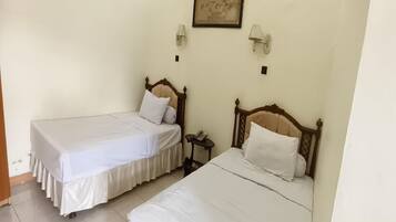 Standard Twin Room | Laptop workspace, free WiFi, bed sheets