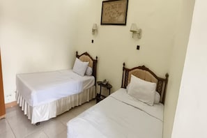 Standard Twin Room | Laptop workspace, free WiFi, bed sheets - Hotel O Ervina Homestay Syariah Batakan (Panyipatan)