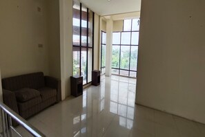Lobby - Hotel O Ervina Homestay Syariah Batakan (Panyipatan)