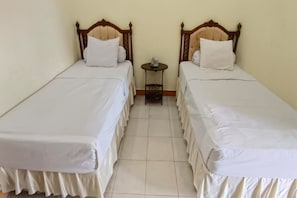 Standard Twin Room | Laptop workspace, free WiFi, bed sheets - Hotel O Ervina Homestay Syariah Batakan (Panyipatan)