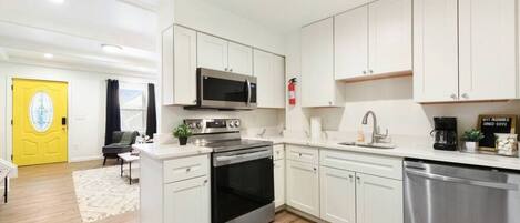 Refrigerador, microondas, horno y parrilla de estufa