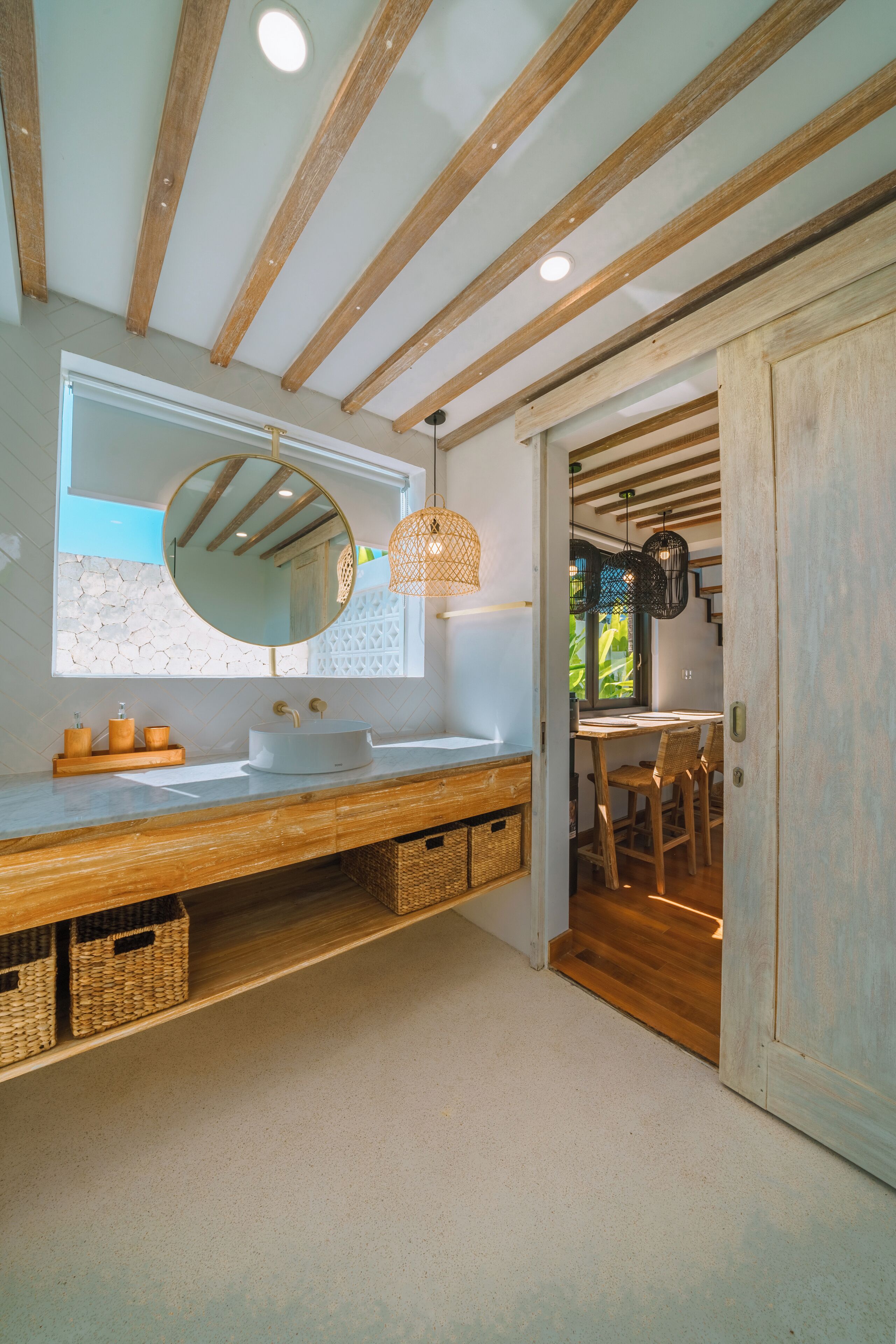 独立的浴缸和淋浴、毛巾、洗发水、卫生纸