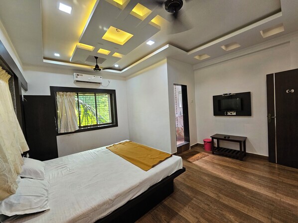 Deluxe Room | 1 bedroom, iron/ironing board, rollaway beds, free WiFi