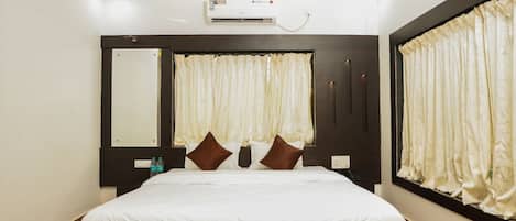 Deluxe Room | 1 bedroom, iron/ironing board, rollaway beds, free WiFi