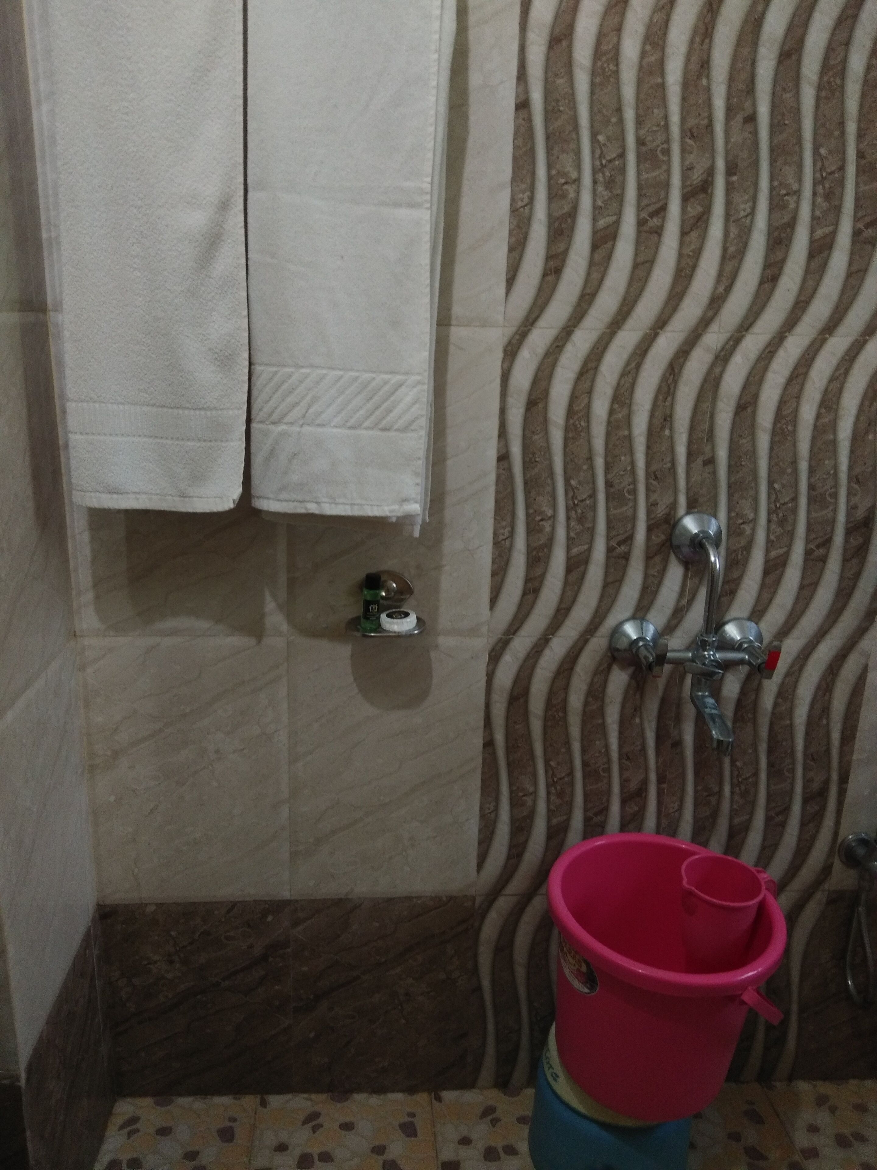 Classic Room | Bathroom | Shower, free toiletries, towels, soap