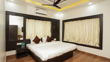Deluxe Room | 1 bedroom, iron/ironing board, rollaway beds, free WiFi