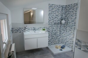Haartrockner, Bidet, Handtücher, Seife