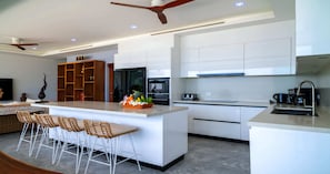 Villa de lujo | Cocina privada | Refrigerador con congelador, microondas, horno y parrilla de estufa