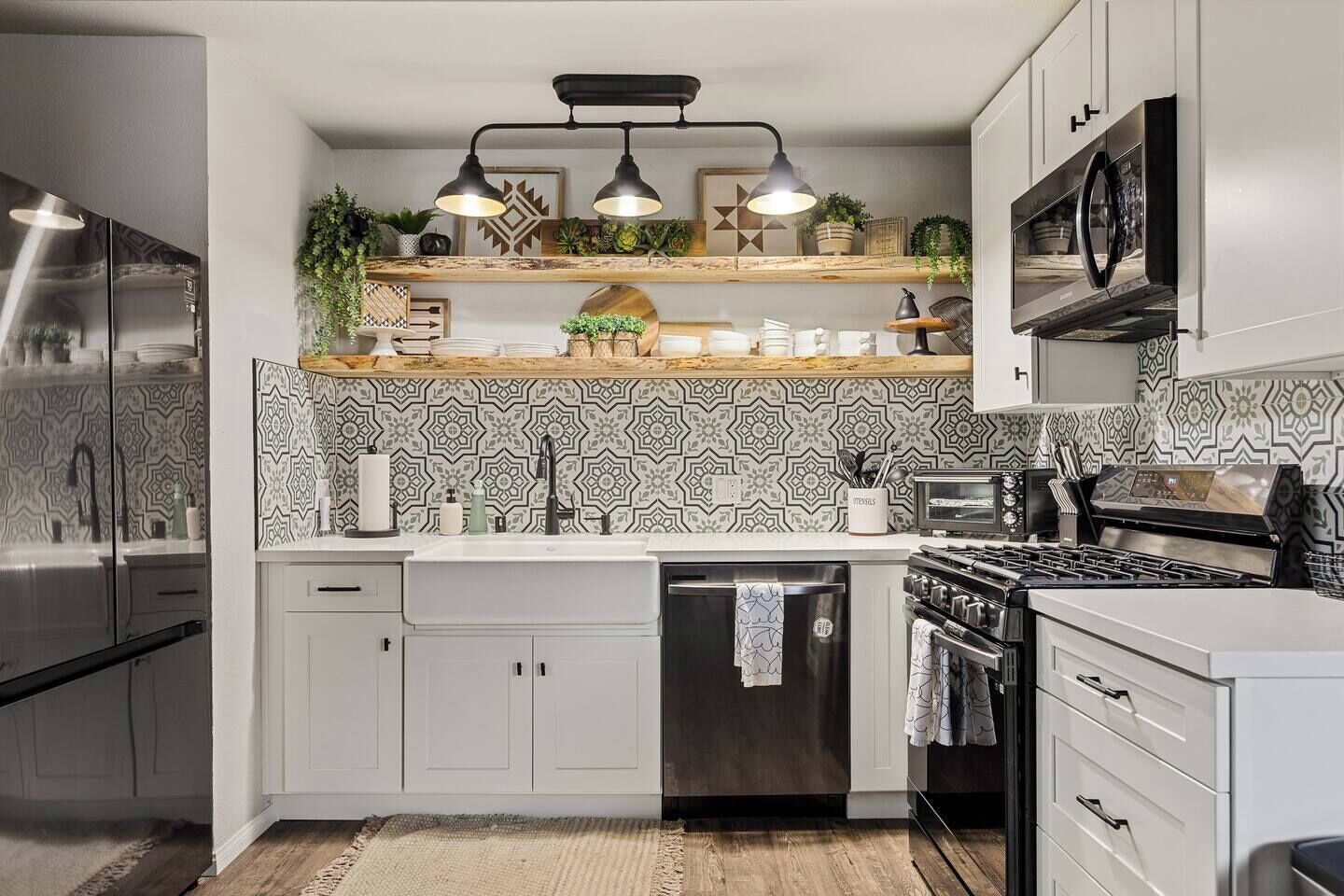 Réfrigérateur, micro-ondes, four, plaque de cuisson