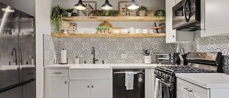 Réfrigérateur, micro-ondes, four, plaque de cuisson