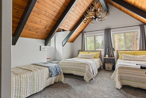 4 bedrooms, desk, free WiFi, bed sheets