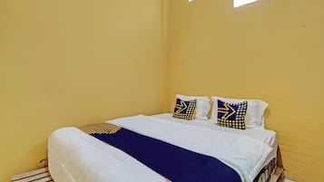 Kamar Double Basic | Ruang kerja ramah laptop dan seprai linen