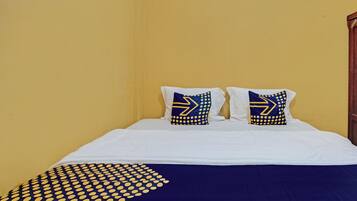 Habitación básica doble | Espacio para trabajar con un portátil y ropa de cama