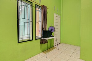 Espacio para trabajar con laptop y ropa de cama 