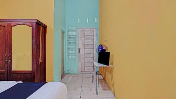 Basic Double Room | Laptop workspace, bed sheets