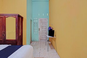 Espacio para trabajar con laptop y ropa de cama 