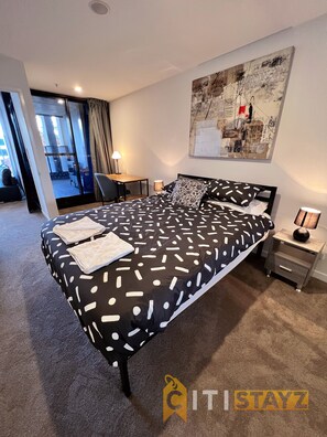 1 bedroom, iron/ironing board, free WiFi - Magic at Midnight - Braddon CBD (Braddon)