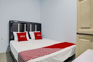 Standard Double Room | Desk, laptop workspace, bed sheets