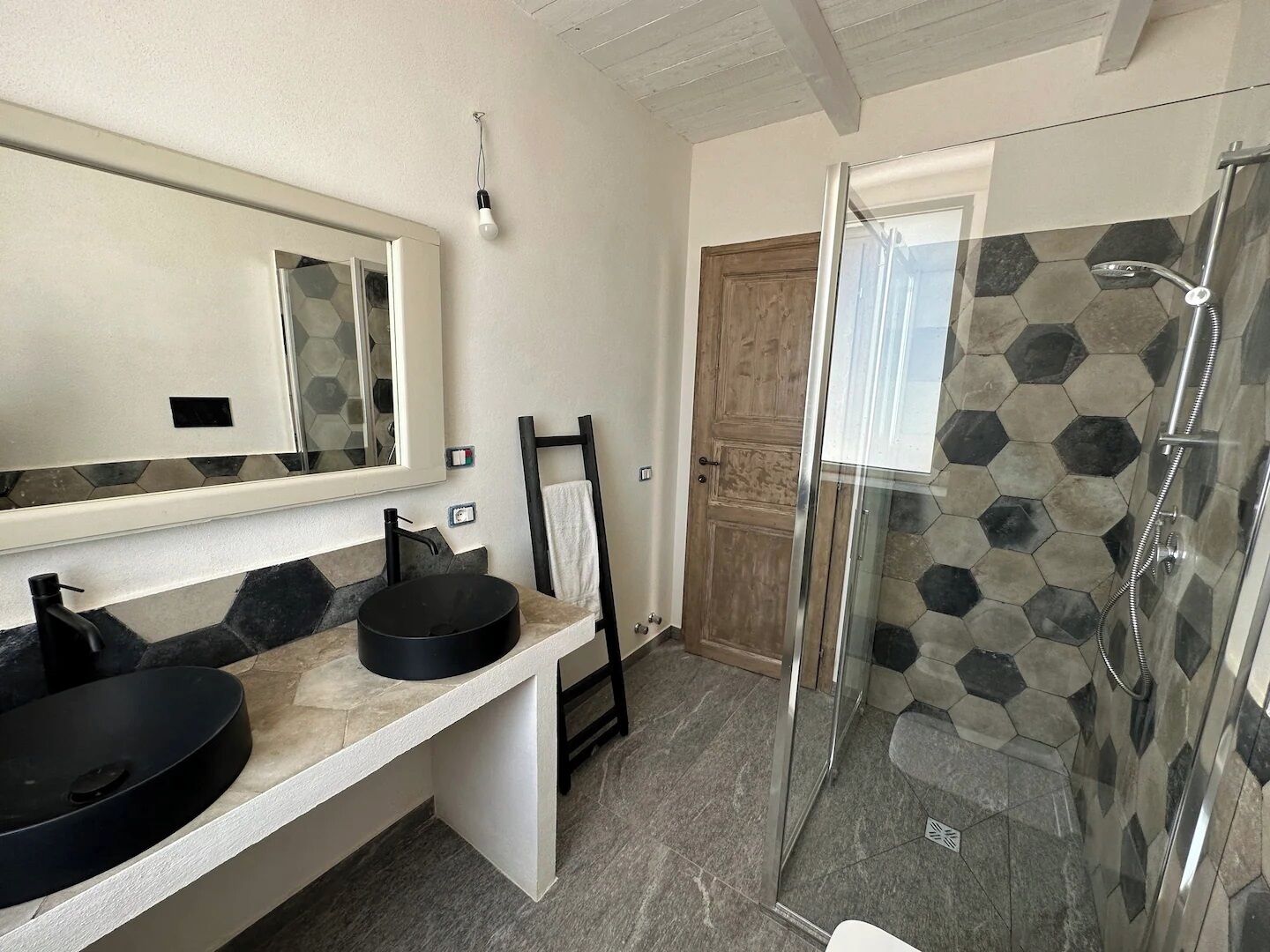 Asciugacapelli, bidet, asciugamani, sapone