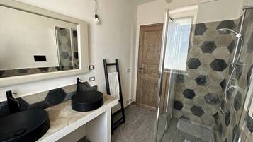 Asciugacapelli, bidet, asciugamani, sapone