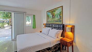 Deluxe Studio | Desk, laptop workspace, bed sheets