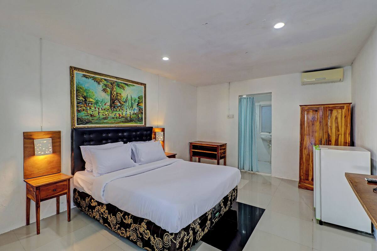 Deluxe Studio | Desk, laptop workspace, bed sheets